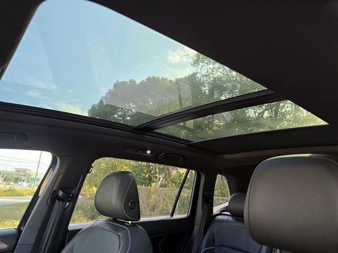 Used 2022 Volkswagen Tiguan SEL R-Line image 29