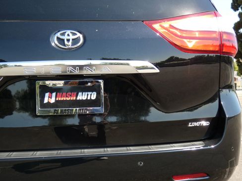 Used 2018 Toyota Sienna Limited image 9