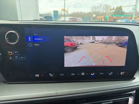 Used 2025 Chevrolet Traverse LT image 24