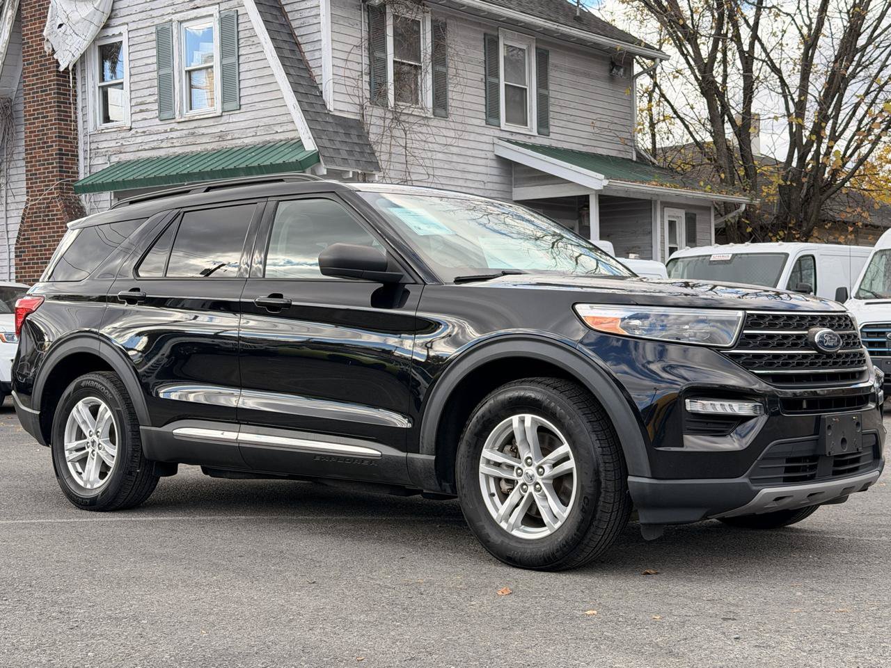 Used 2022 Ford Explorer XLT w/ Equipment Group 202A AWD/4WD image 3