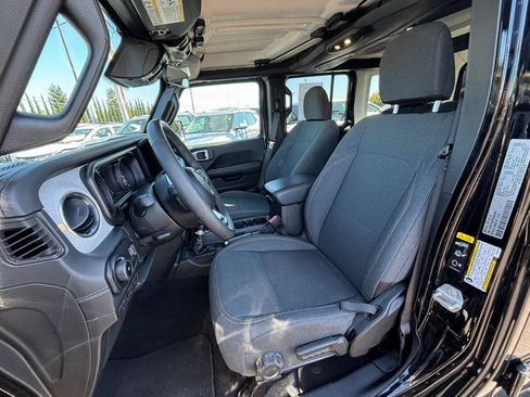 Used 2025 Jeep Wrangler Unlimited Sahara AWD/4WD image 31