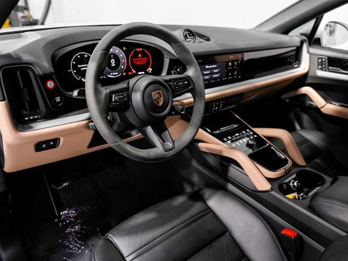 Used 2024 Porsche Cayenne w/ Premium Package Plus image 10