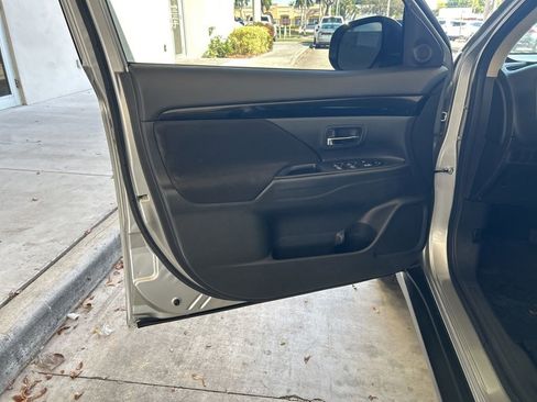 Used 2019 Mitsubishi Outlander ES image 32
