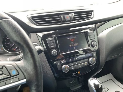 Used 2022 Nissan Rogue Sport SV w/ Technology Package image 16