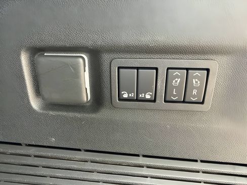 Used 2025 GMC Yukon XL Denali AWD/4WD image 32