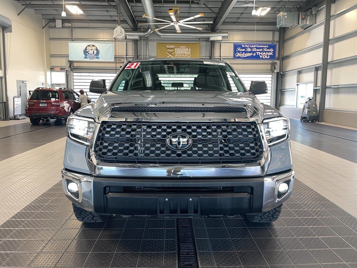 Used 2021 Toyota Tundra 4x4 CrewMax image 2
