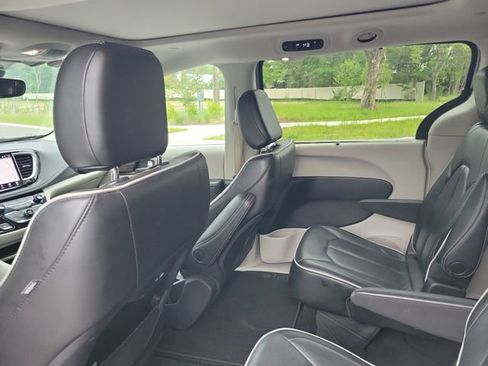 Used 2023 Chrysler Pacifica Limited FWD image 29