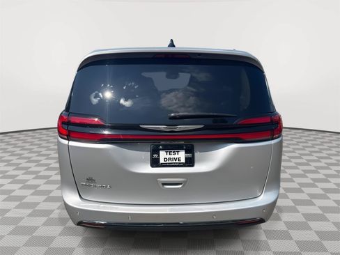 Used 2023 Chrysler Pacifica Touring-L FWD image 7