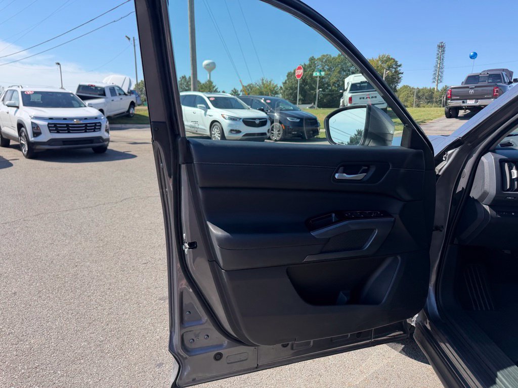 Used 2025 Nissan Pathfinder SL FWD image 14