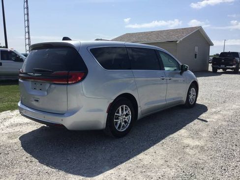 Used 2023 Chrysler Pacifica Touring-L FWD image 3