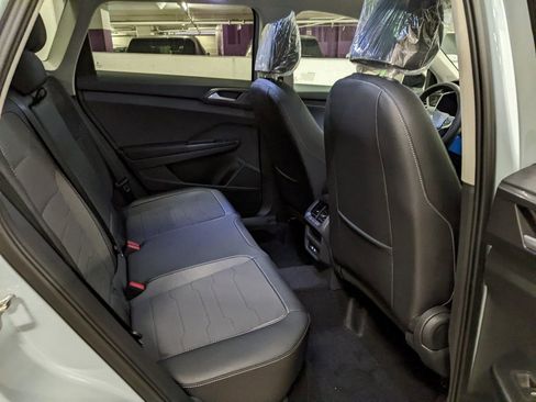 New 2026 Volkswagen Taos SE image 25