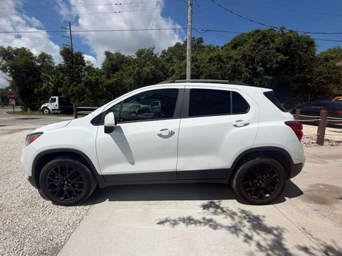 Used 2021 Chevrolet Trax LT w/ Premium Seat Package AWD/4WD image 4