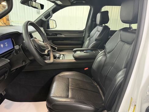 Used 2024 Jeep Wagoneer L Series II w/ Flexible Seating Group AWD/4WD image 12