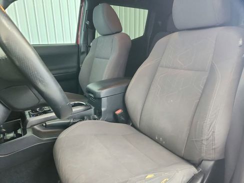 Used 2018 Toyota Tacoma TRD Sport AWD/4WD image 19
