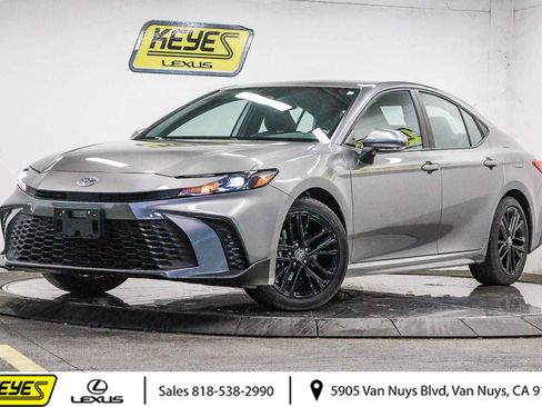 Used 2026 Toyota Camry SE FWD image 1