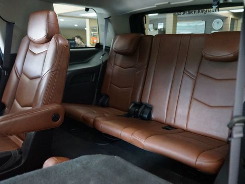 Used 2016 Cadillac Escalade Luxury AWD/4WD image 17