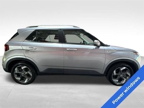 Used 2024 Hyundai Venue SEL FWD image 4