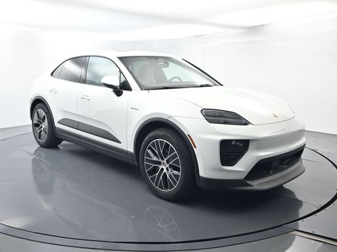 Certified 2025 Porsche Macan Electric RWD image 17