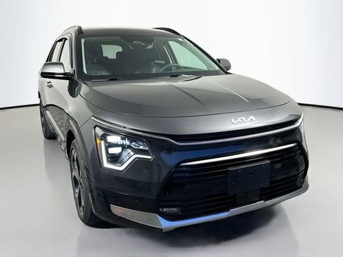 Used 2023 Kia Niro SX Touring image 1