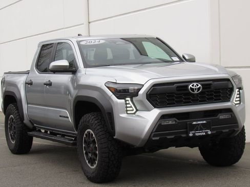 Used 2024 Toyota Tacoma TRD Off-Road w/ TRD Off Road Premium Package image 2