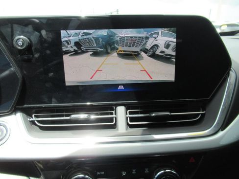 Used 2025 Chevrolet Trax LT w/ Sunroof Package FWD image 30