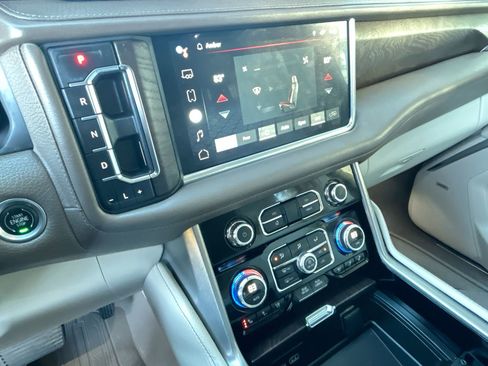 Used 2022 GMC Yukon Denali w/ Denali Premium Package image 25