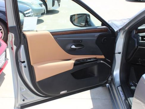 Certified 2024 Lexus ES 300h w/ Premium Package FWD image 11