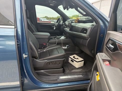 Used 2025 Chevrolet Suburban Premier image 5