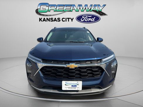 Used 2024 Chevrolet Trax LT w/ Sunroof Package FWD image 2