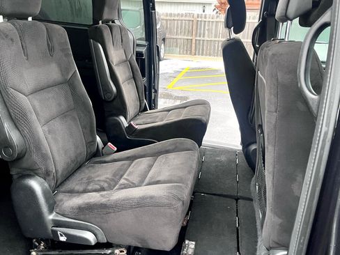 Used 2017 Dodge Grand Caravan SE image 24
