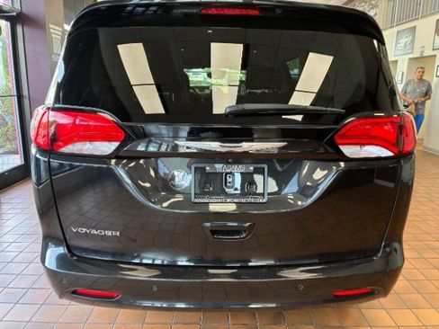 Used 2022 Chrysler Voyager LX FWD image 9