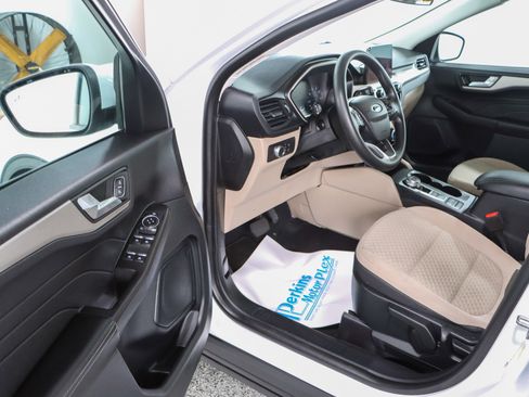 Used 2021 Ford Escape SE image 3