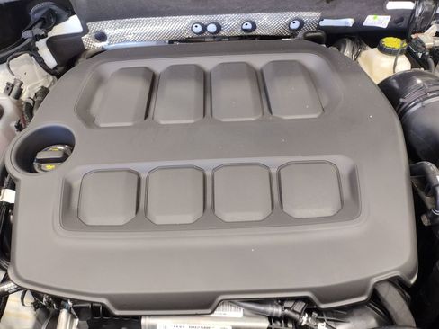 Used 2025 Volkswagen Tiguan SE FWD image 7