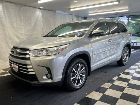Used 2018 Toyota Highlander XLE AWD/4WD image 4