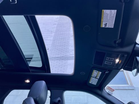 Certified 2024 Land Rover Range Rover Evoque Dynamic SE image 17