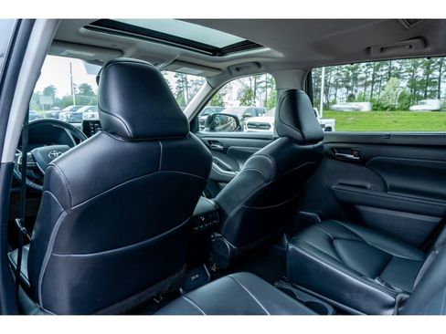Used 2022 Toyota Highlander XLE image 13