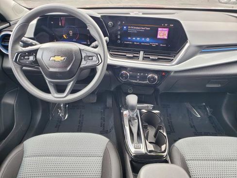 Used 2025 Chevrolet Trax LT FWD image 21