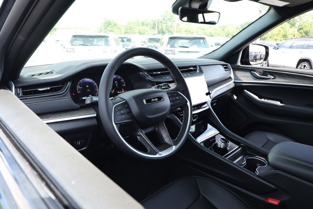 New 2027 Jeep Grand Cherokee Limited RWD image 26