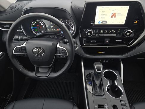 Used 2025 Toyota Highlander XLE image 29