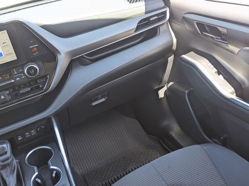 Used 2023 Toyota Highlander L FWD image 18