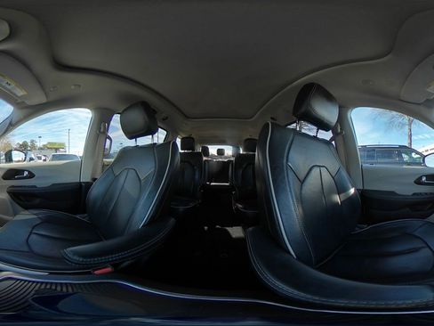 Used 2023 Chrysler Pacifica Limited image 46