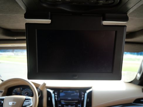 Used 2018 Cadillac Escalade Platinum AWD/4WD image 12