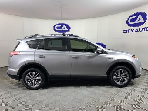 Used 2018 Toyota RAV4 LE image 2