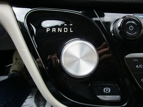 Used 2023 Chrysler Pacifica Touring-L FWD image 29