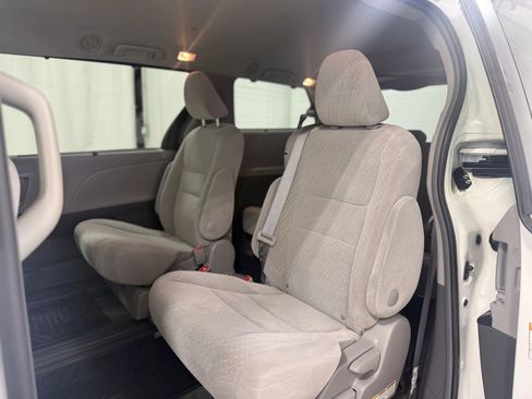 Used 2017 Toyota Sienna LE image 29