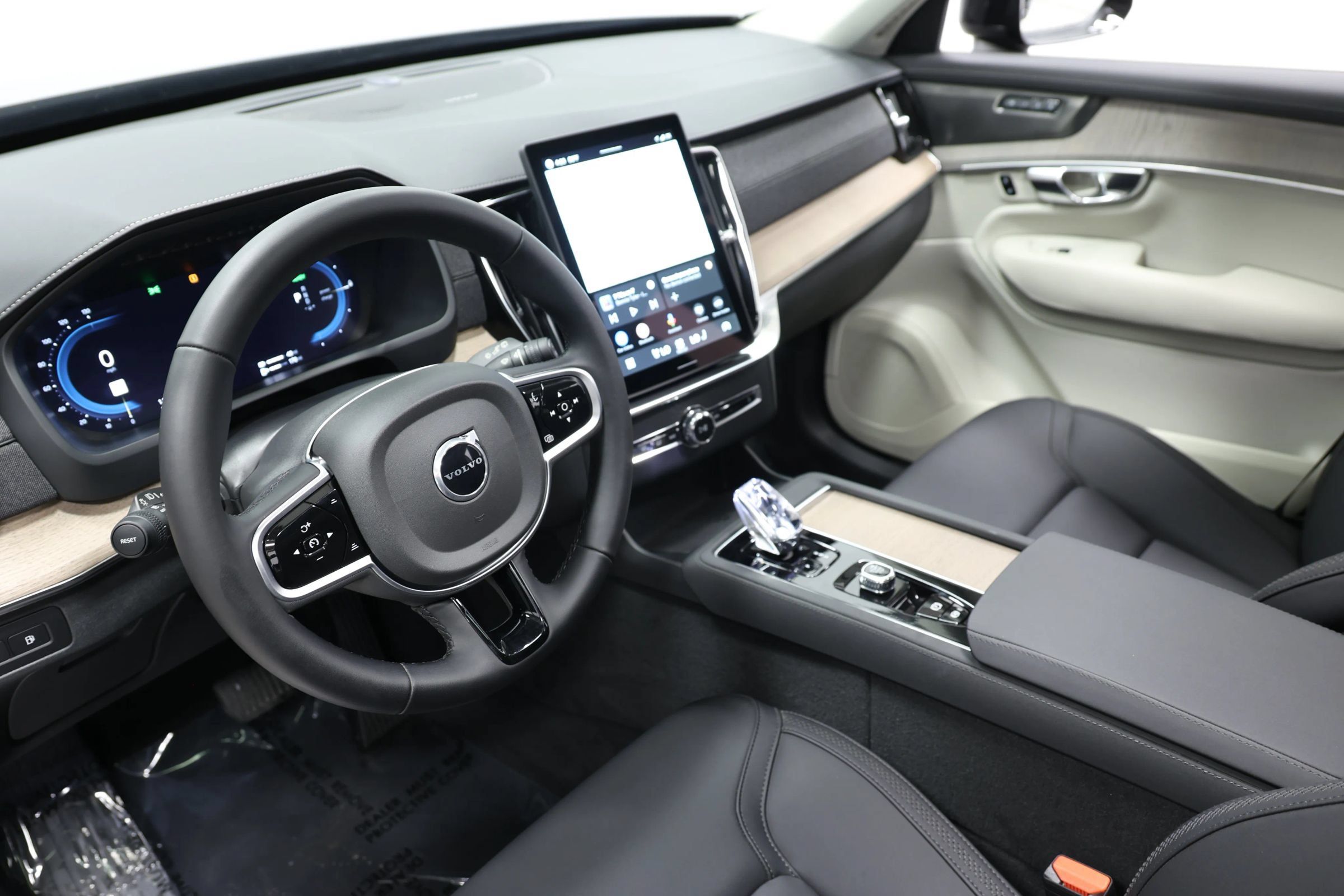 Used 2025 Volvo XC90 T8 Plus w/ Protection Package Premier AWD/4WD image 20