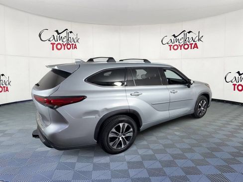 Used 2022 Toyota Highlander XLE FWD image 2