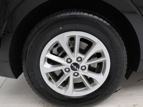 Used 2024 Kia Carnival LX image 9