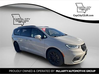 Used 2021 Chrysler Pacifica Limited w/ Uconnect Theater Family Group