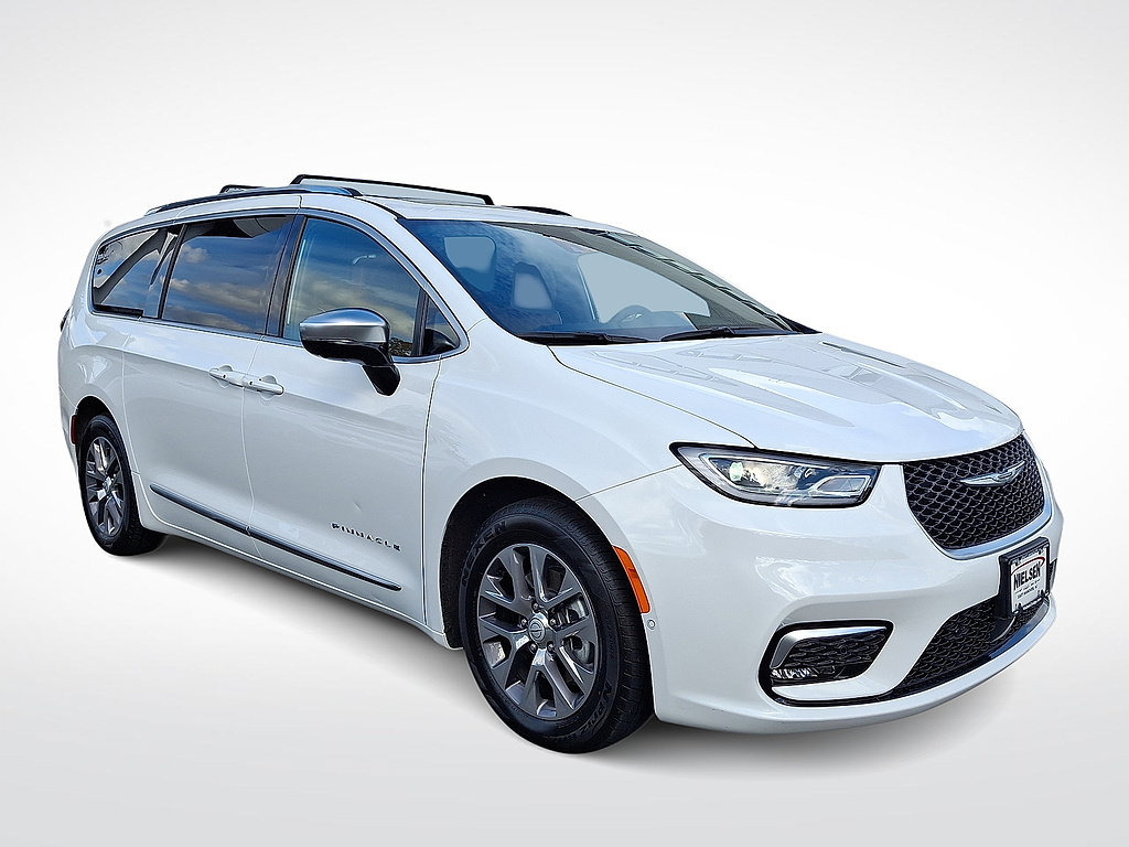Used 2025 Chrysler Pacifica Pinnacle FWD image 1